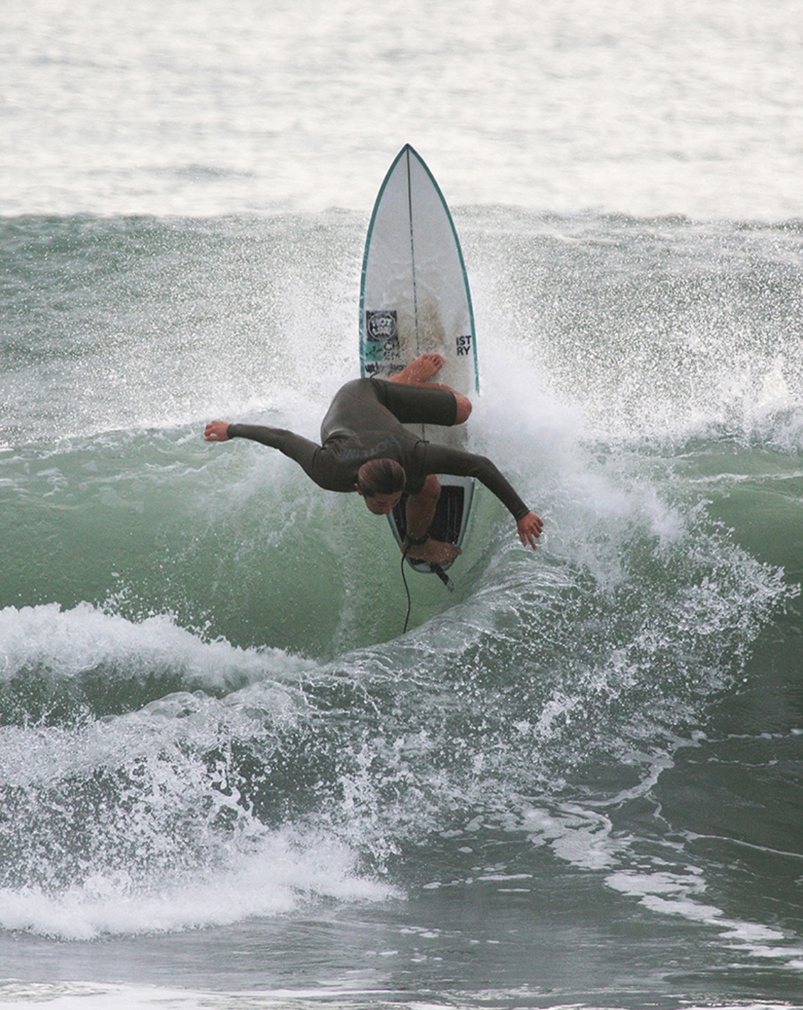 ホットラインwetsuitsの着用サーフィンイメージ